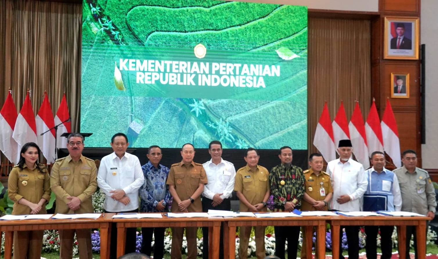  Gubernur Gusnar Menandatangani Kesepakatan ABT Program Hilirisasi Perkebunan