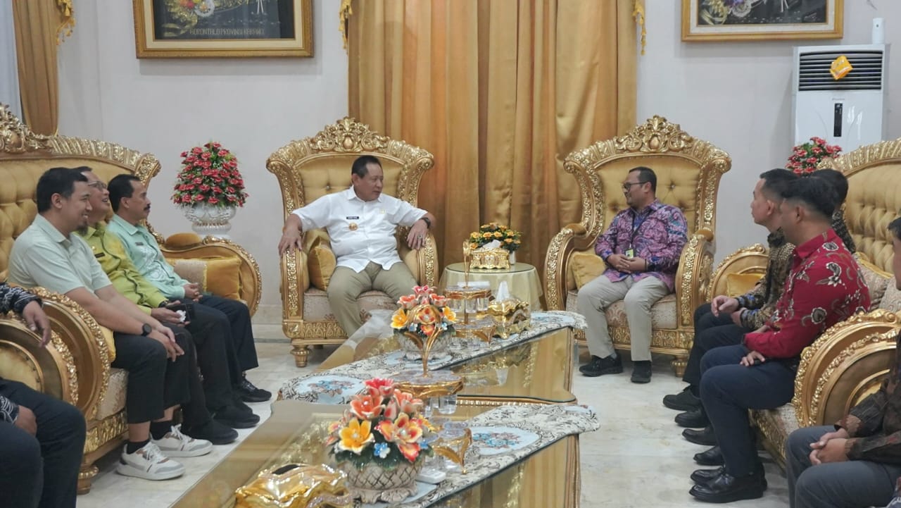 Gubernur Gusnar Dorong Pertamina Atur Penyaluran Solar Atasi Antrean Panjang SPBU