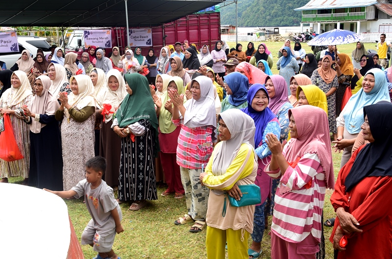  Warga Bilato Senang Bisa Beli Bahan Pokok dengan Harga Murah