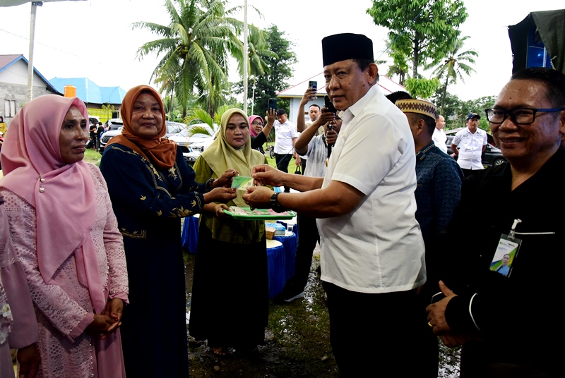 Gubernur Serahkan BPJS Ketenagakerjaan Bagi Pekerja Rentan di Mootilango