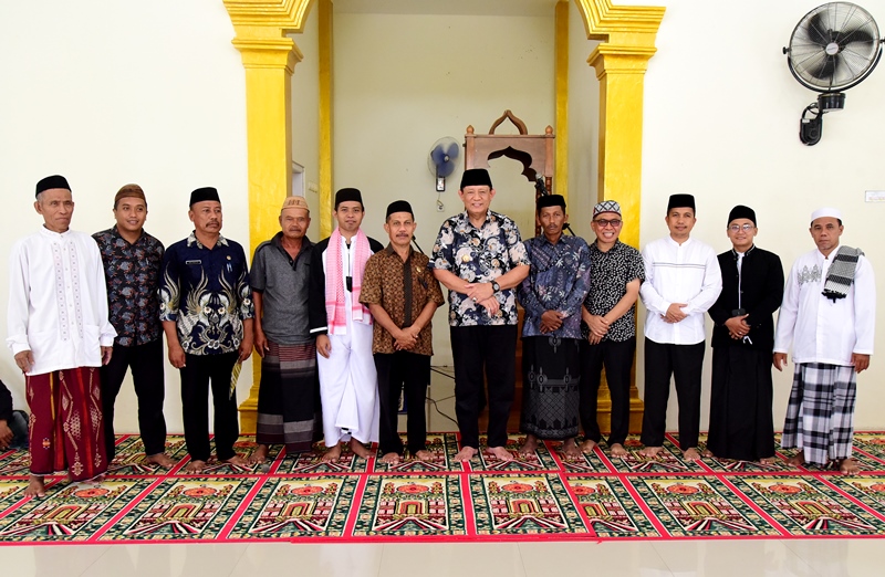 Pesan Persatuan Gubernur Gusnar dari Masjid Baitul Makmur Mananggu