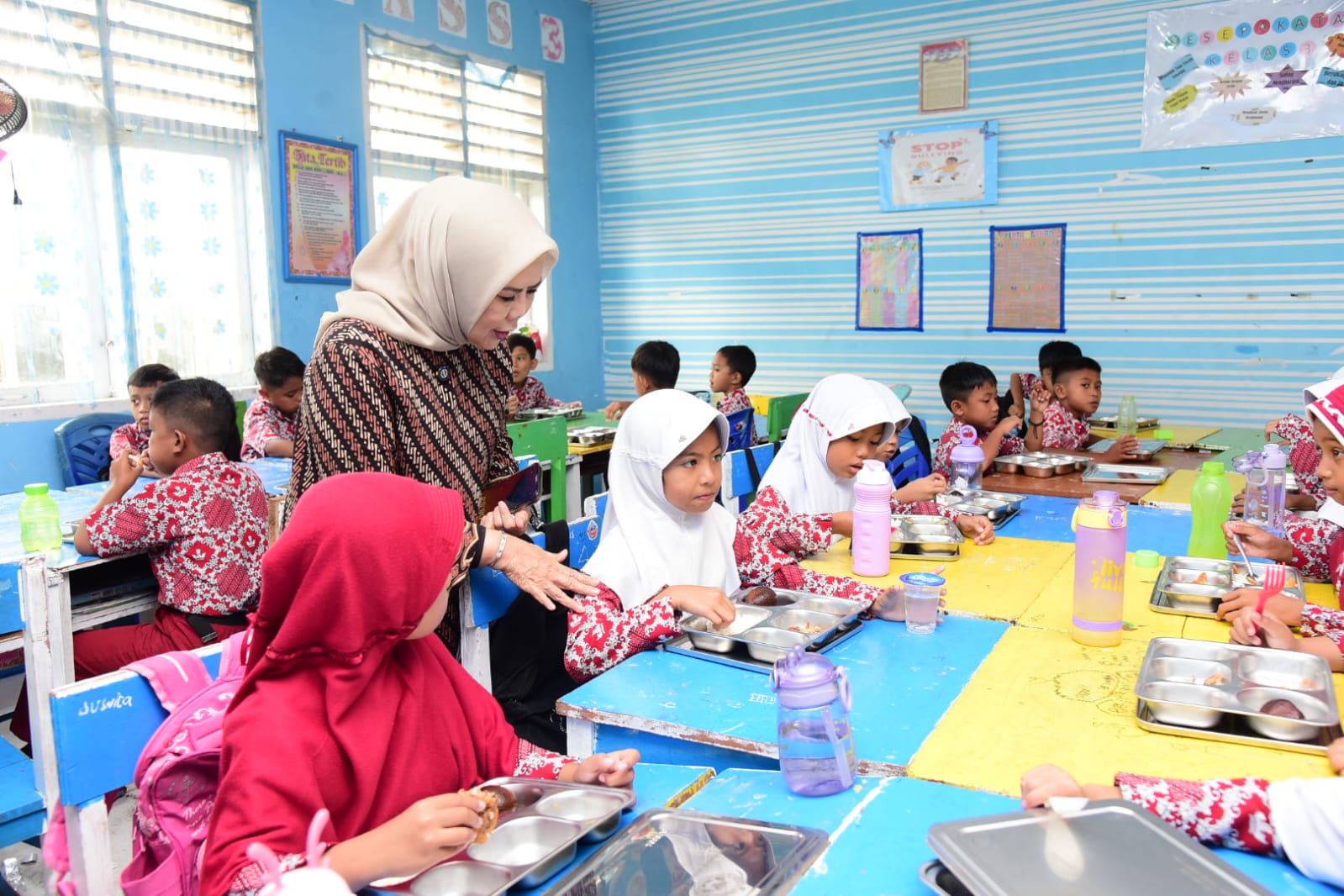 Giliran SDN 6 Tibawa Disidak Wagub Idah Pantau MBG   