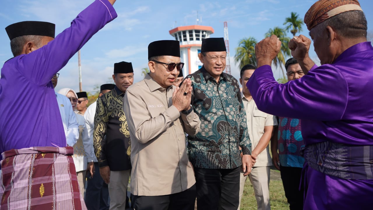  Menteri Kebudayaan Fadli Zon Disambut Adat Mopotilolo di Gorontalo