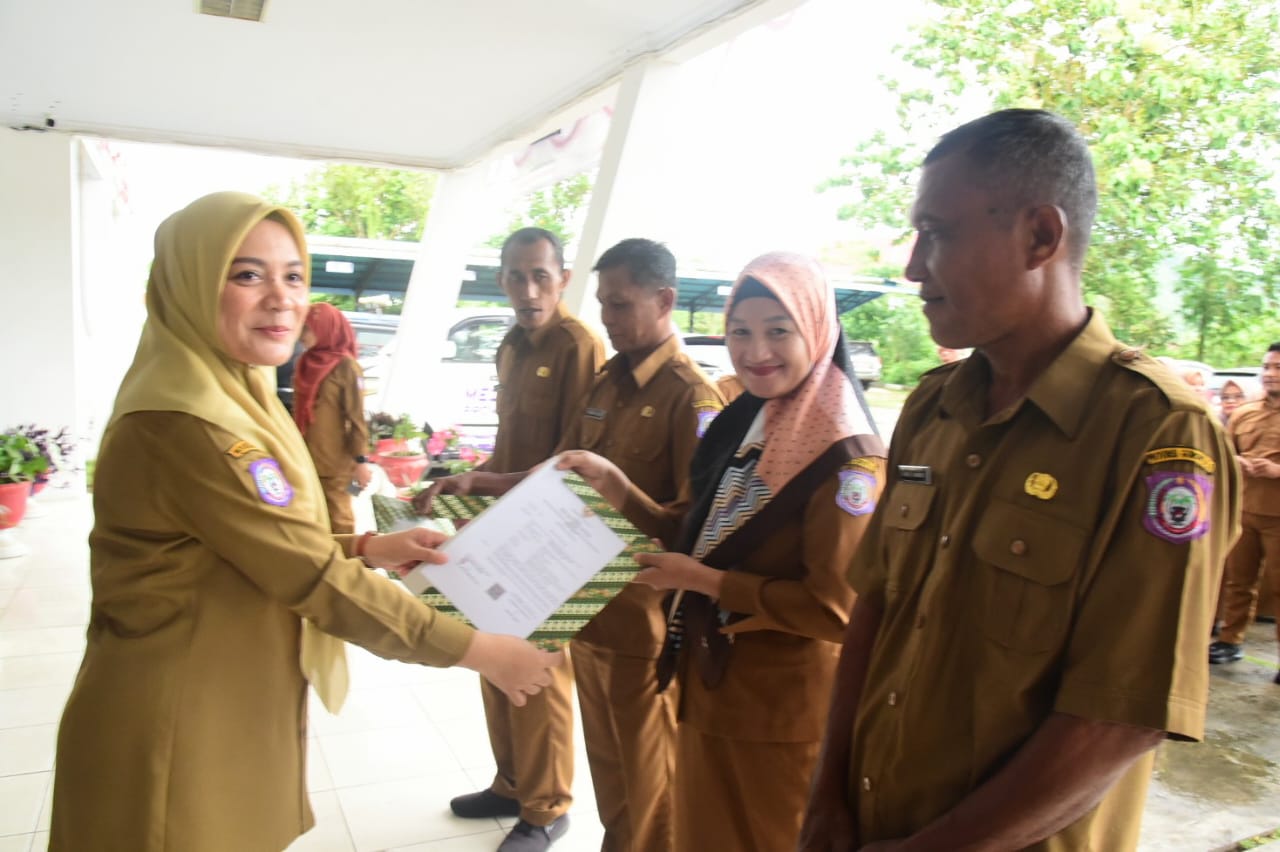 45 PPPK-PW Dinas Kominfotik Gorontalo Terima SK Pengangkatan