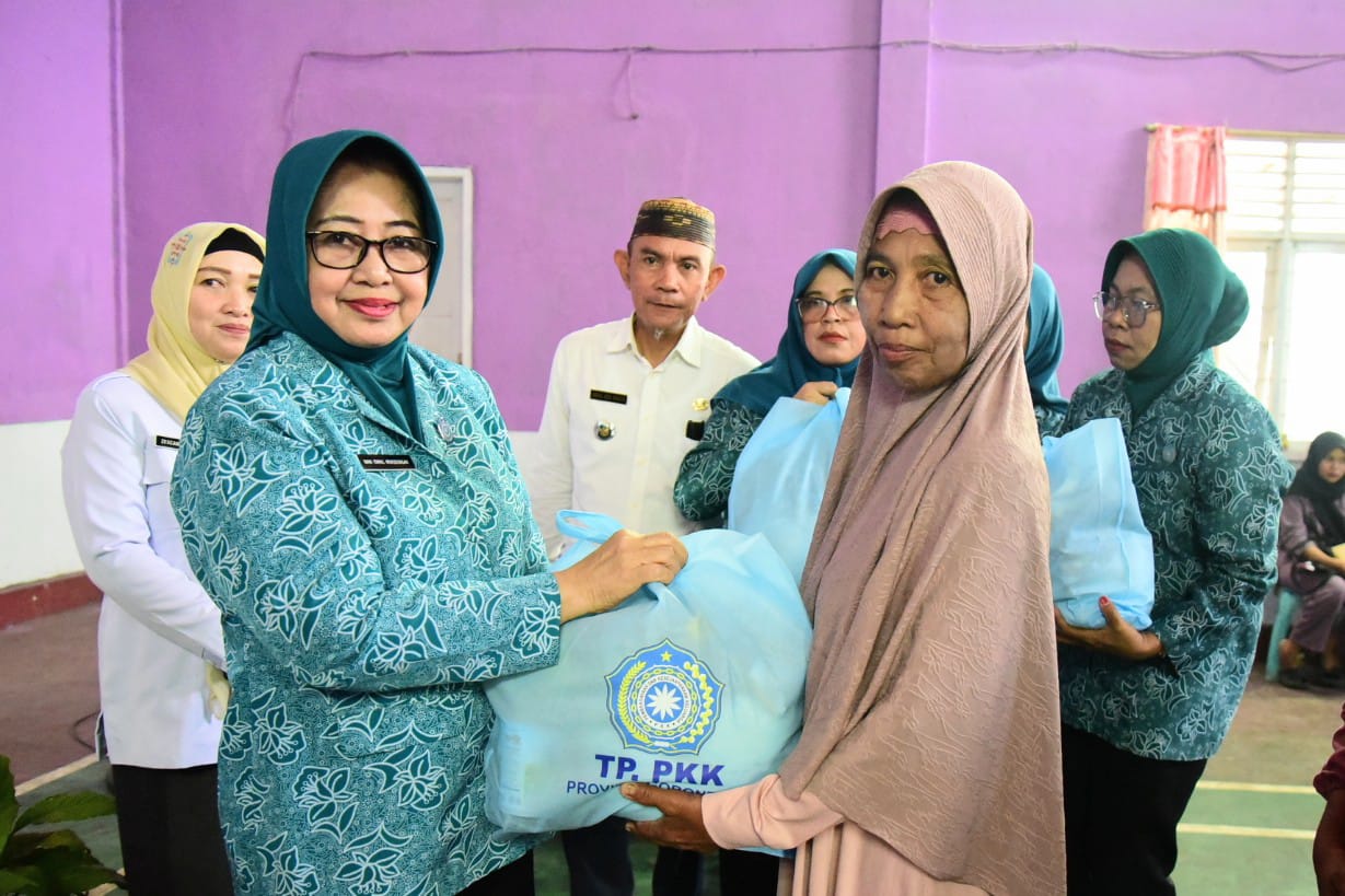 TP PKK Gorontalo Salurkan Bantuan untuk Orang Tua Anak Tengkes