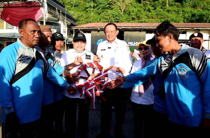 Gubernur & Wagub Gorontalo Serahkan Bantuan Program Agromaritim