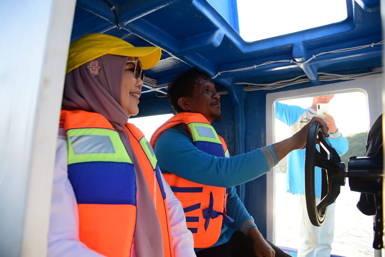 Wagub Gorontalo Uji Coba Kapal Taksi 5GT Bantuan untuk Nelayan   