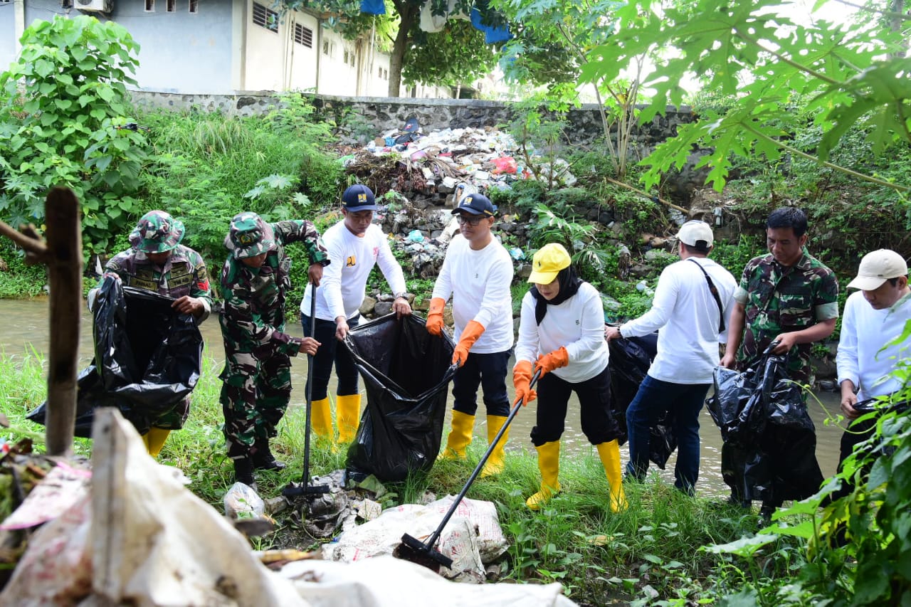  Peringati Hari Bakti PU, Wagub Idah Ikut Aksi Bersih-Bersih Sungai
