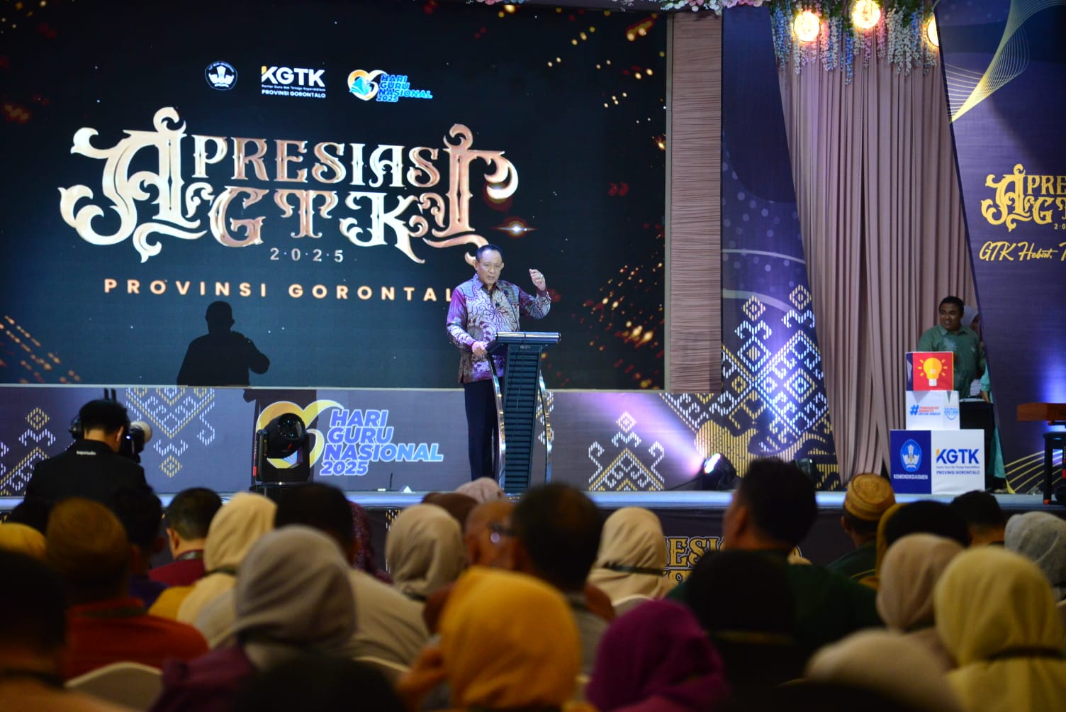  Demokratisasi Dunia Pendidikan Jadi Penekanan Gubernur Gusnar pada Guru