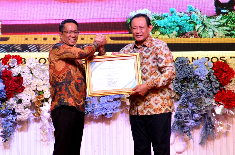  Capai 100 Persen Posbakum, Gubernur Gusnar Terima Penghargaan Menkum RI