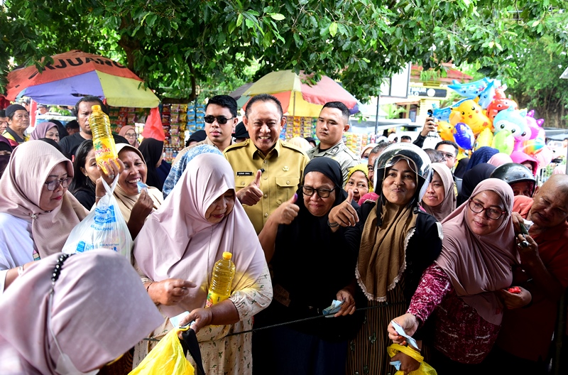  Ribuan Warga Kota Gorontalo Padati Pasar Murah Nataru