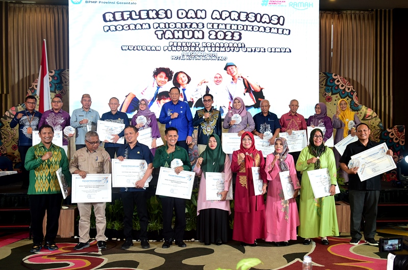  Gubernur Gorontalo Serahkan Apresiasi Program Prioritas Kemendikdasmen