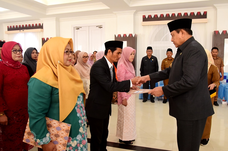  Gubernur Gusnar Ismail Lantik 39 Pejabat Fungsional