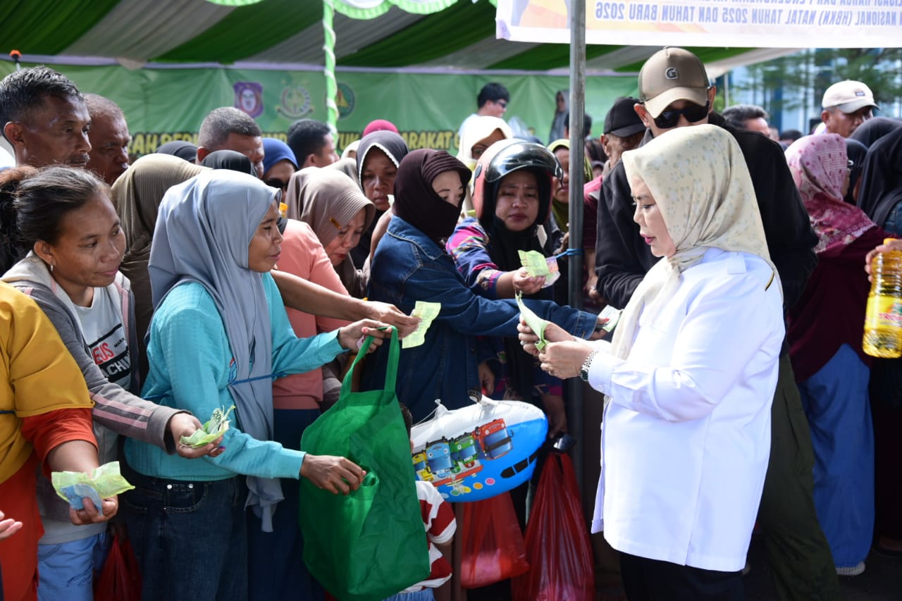  Jelang Akhir Tahun, Warga Senang Dilayani Gubernur–Wagub di Pasar Murah