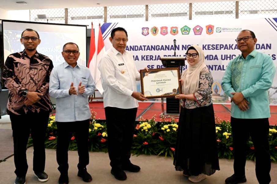  Cakupan UHC Tinggi, Gubernur Gusnar Terima Penghargaan dari BPJS Kesehatan