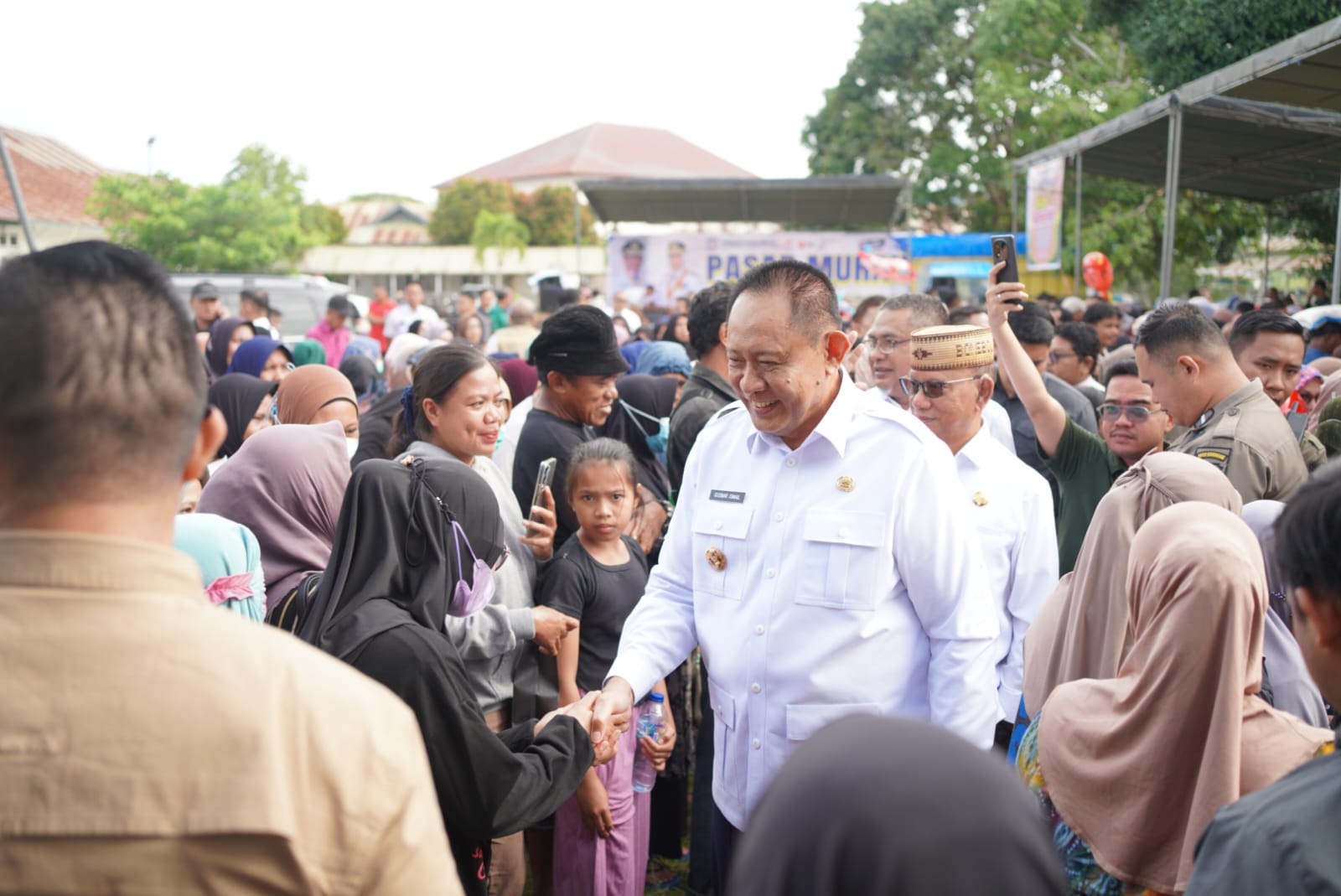  Di Pasar Murah, Gubernur Gusnar Ajak Warga Sambut Ramadan dengan Hati Bersih dan Saling Memaafkan
