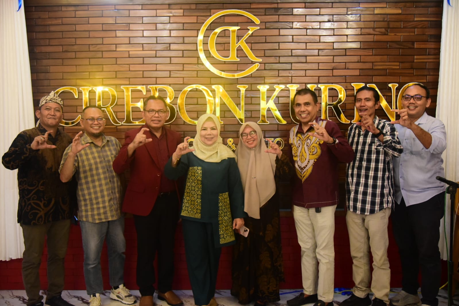  Resmikan Caffe Ala Sunda, Wagub Minta Dukungan untuk Sekolah Garuda dan MBG   