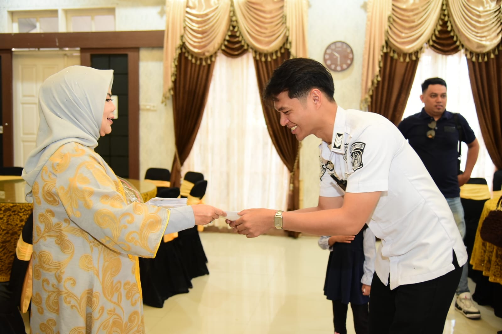  Wagub Idah Bagi “Uang Ayam” ke Timnya Jelang Ramadan   