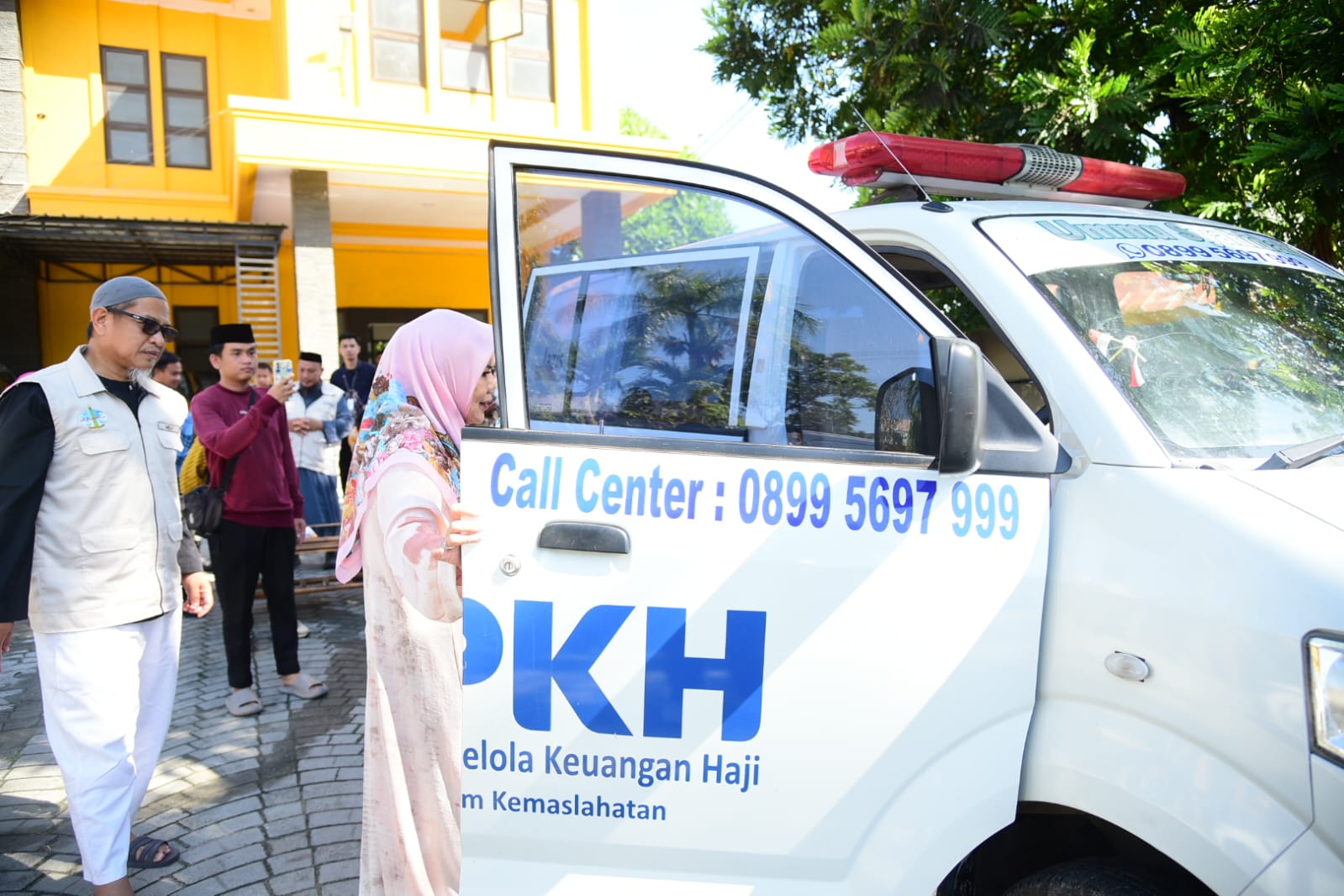 Wahdah Islamiyah Gorontalo Terima Mobil Ambulans dari Idah Syahidah