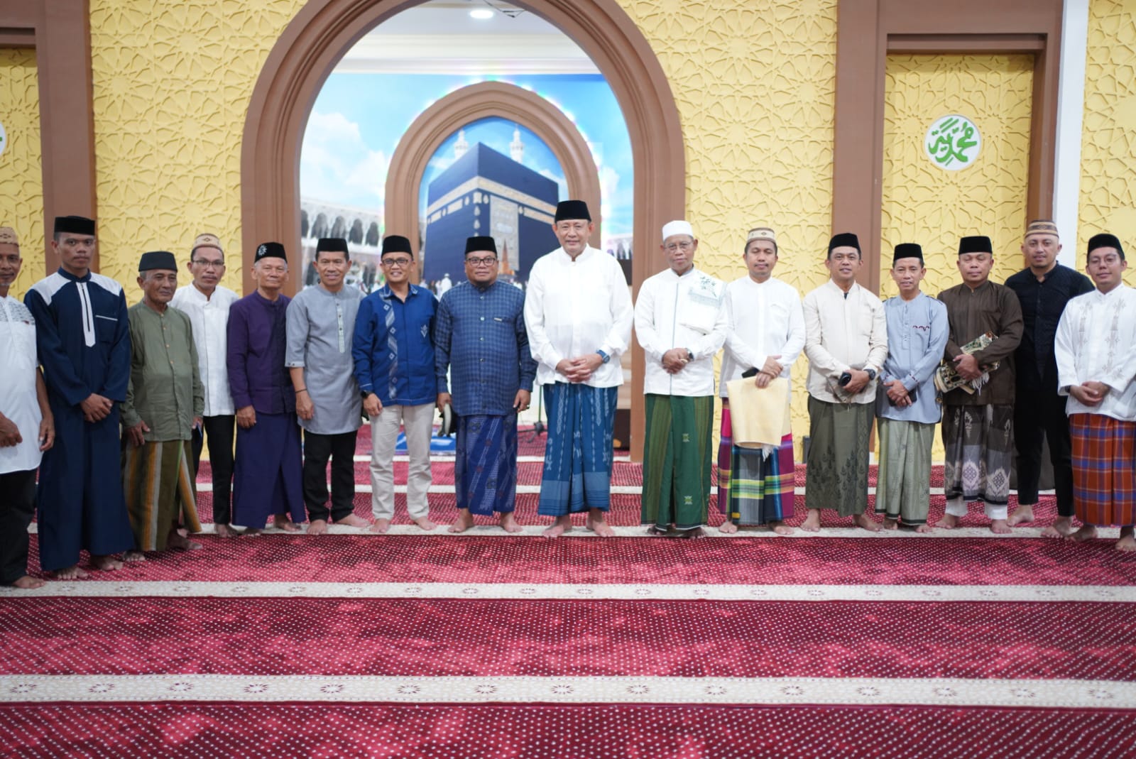  Tarawih di Darul Arqam, Gubernur Gusnar Sampaikan Kabar Gembira