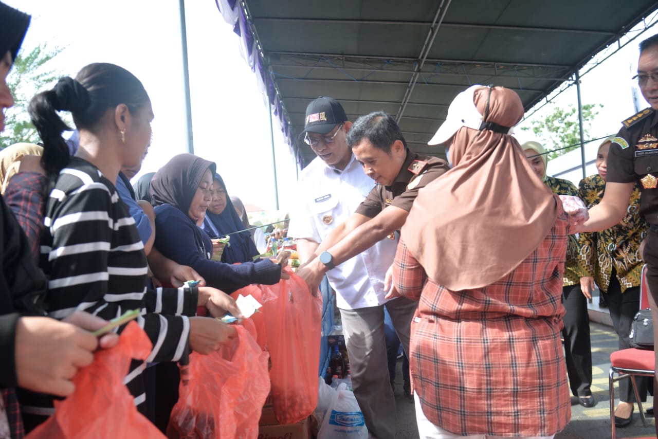  Stabilkan Harga Pangan, Pemprov-Kejati Gelar Pasar Murah Sembako   