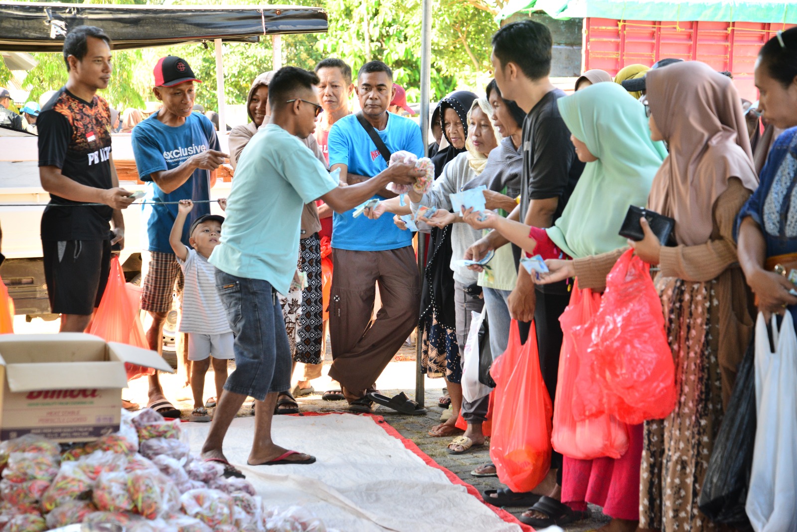  Pasar Murah Sapa Warga Yosonegoro Jelang Hari Raya Ketupat
