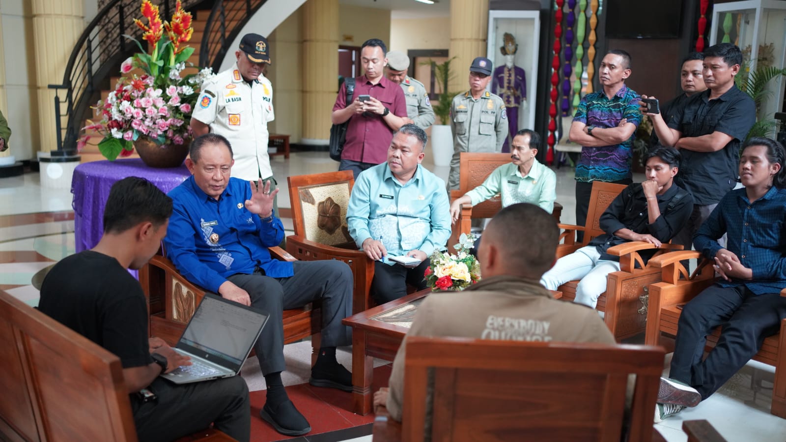 Gubernur Gusnar Ismail Temui Massa Aksi Aliansi Bar Bar, Bahas Pertambangan Hingga Beasiswa