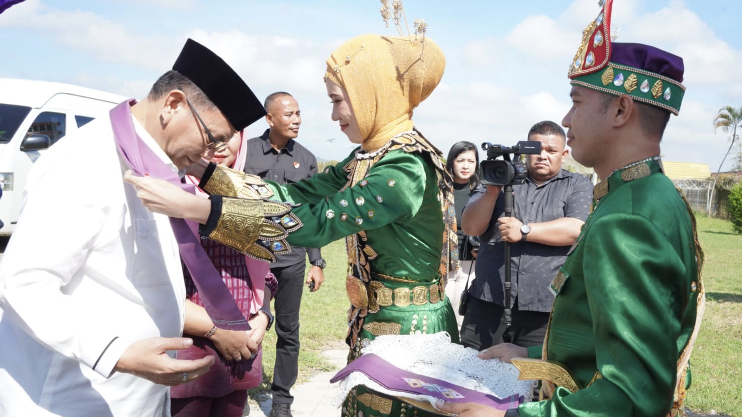  Disambut Adat Mopotilolo, Ini Profil Kajati Gorontalo yang Baru