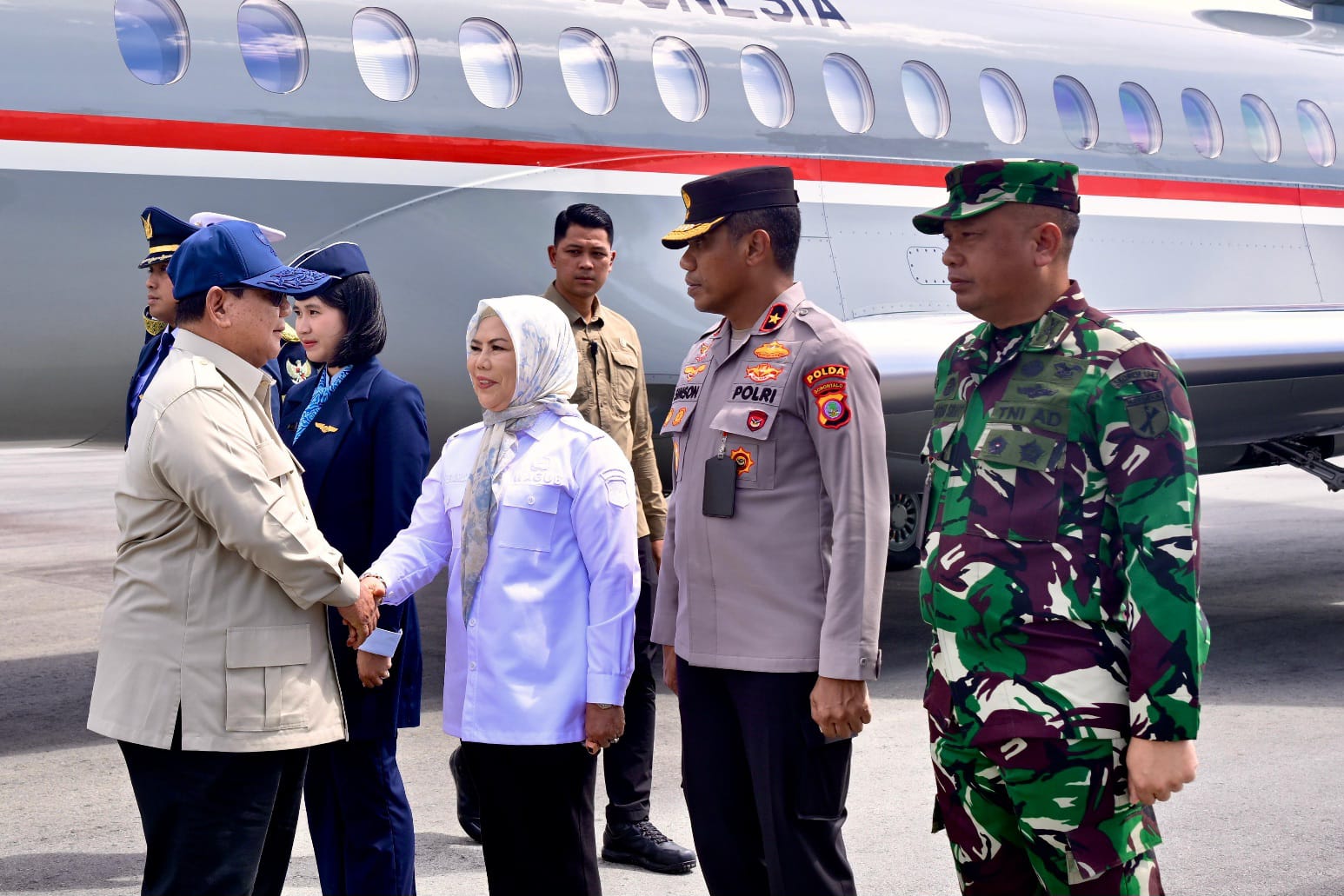  Wagub Idah Sambut Kedatangan Presiden Prabowo di Bandara Djalaluddin Gorontalo   