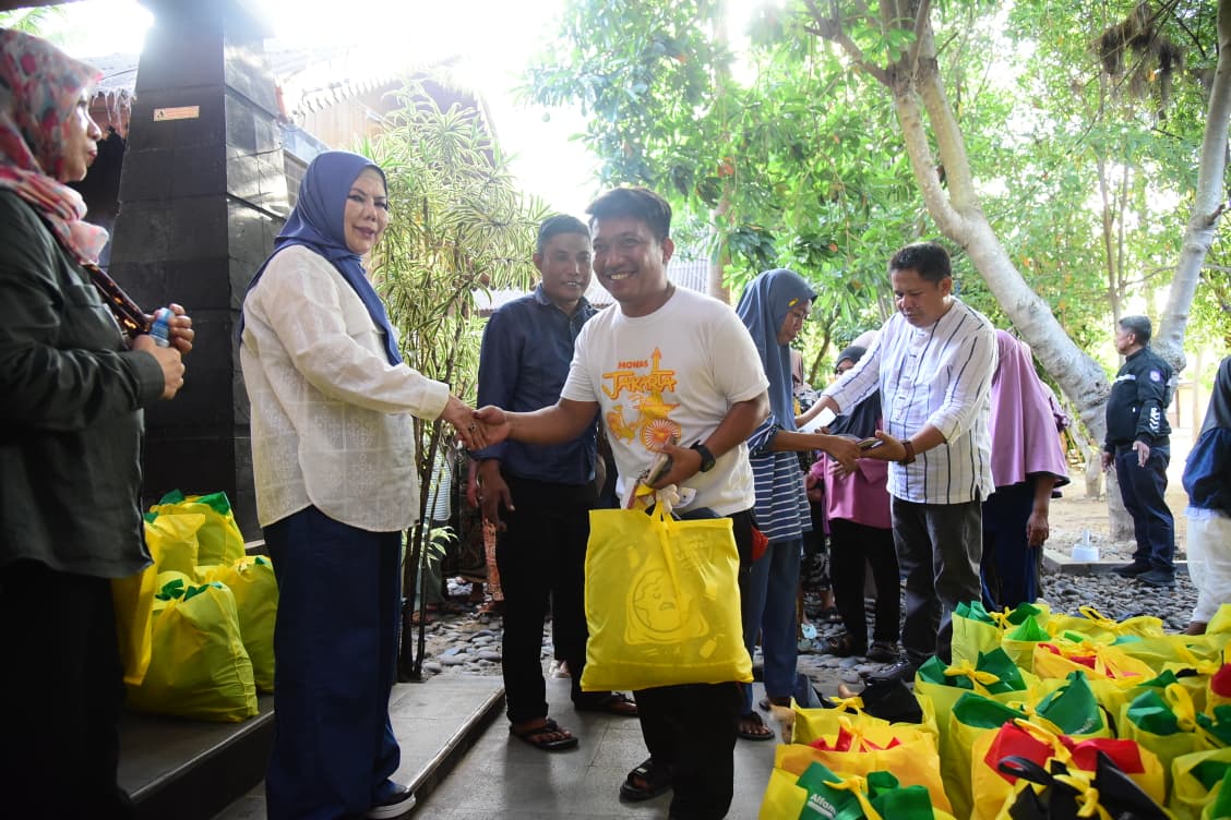  Wagub Idah Bantu Salurkan Sembako Anggota DPR RI di Boalemo