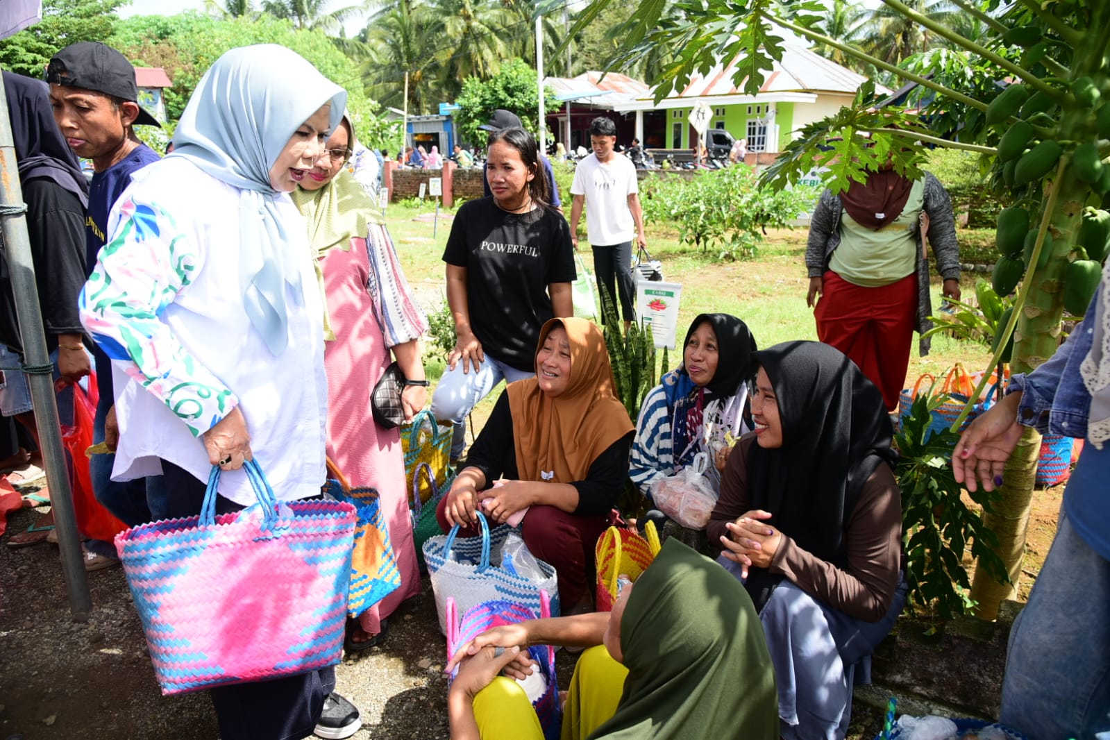  Bawa Tas Keranjang Sendiri, Warga Taluditi Dapat Pujian dari Wagub Gorontalo