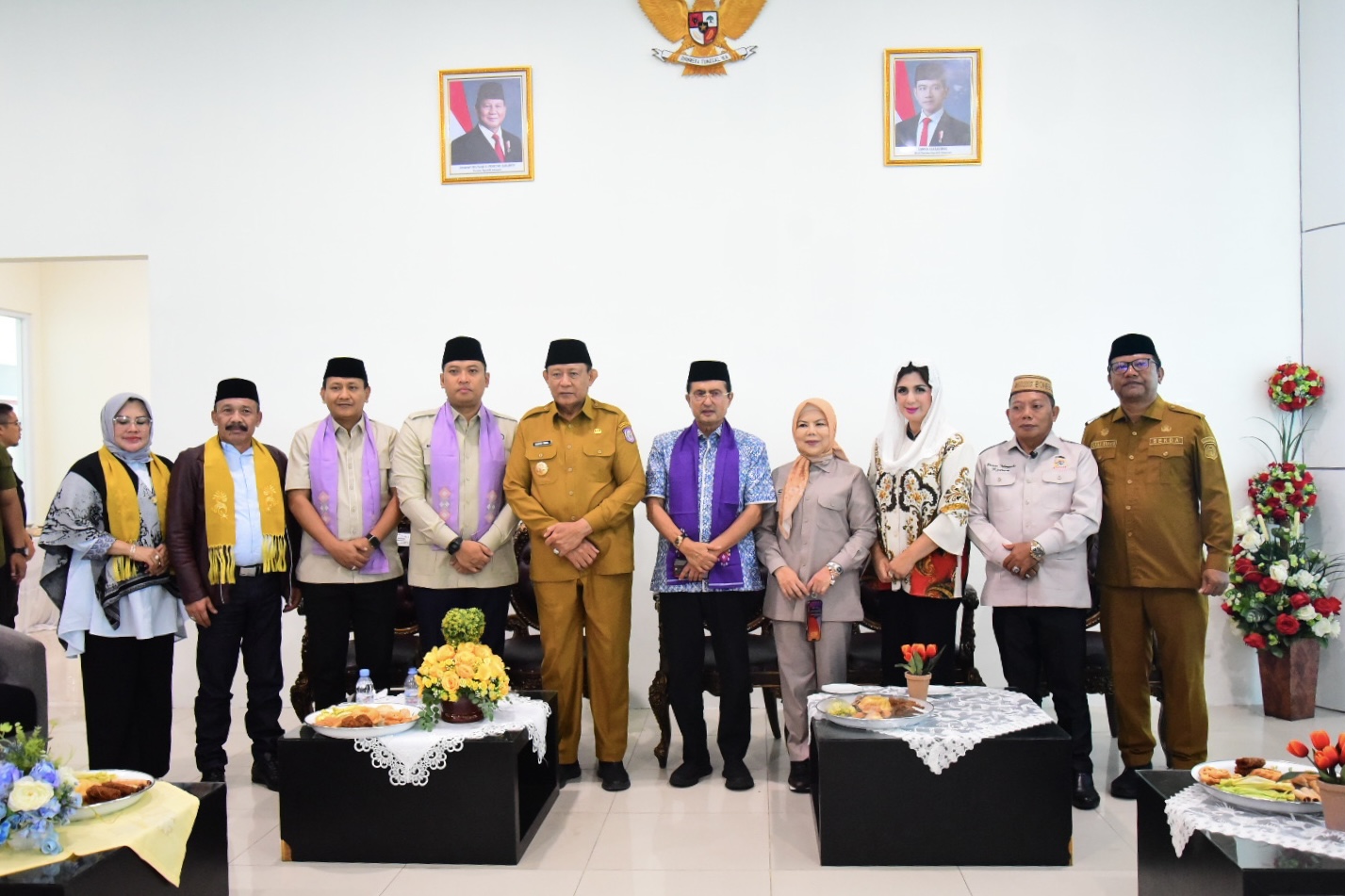  Gubernur Gusnar Sambut Dua Wamen dengan Adat Mopotilolo