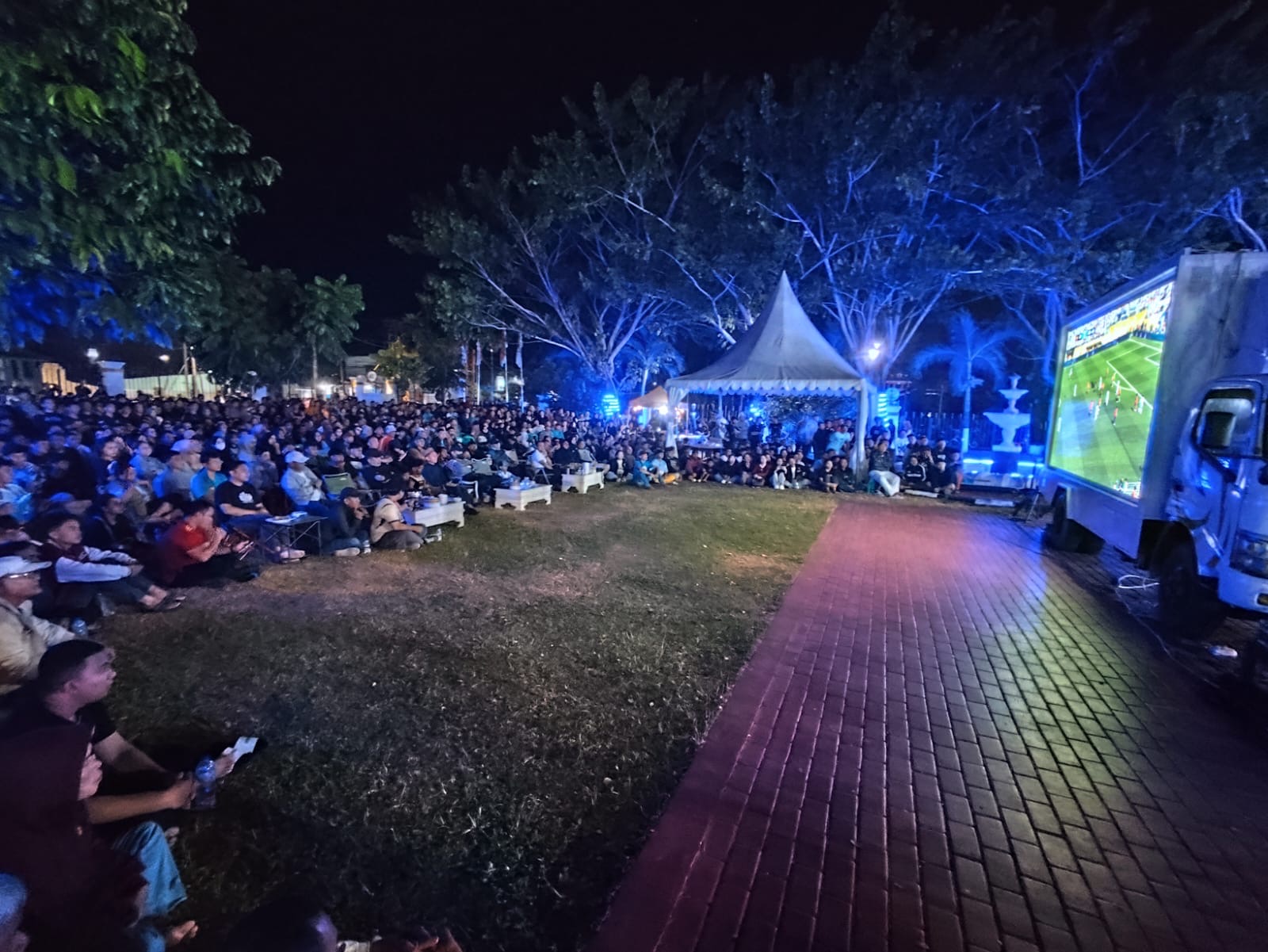  Ribuan Warga Padati Nobar Piala Dunia Di Rujab Gubernur