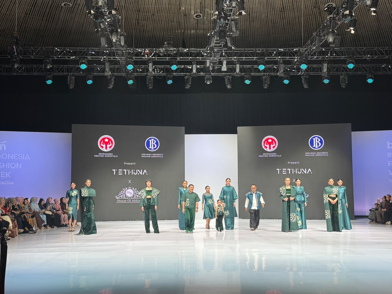  Dekranasda Provinsi Gorontalo bersama BI Tampilkan Karawo di Indonesia Fashion Week 2026