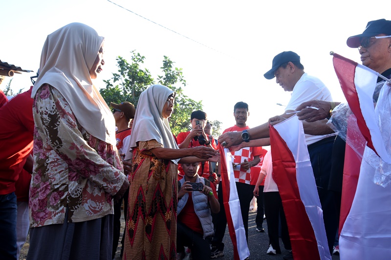  Gubernur Gusnar Minta ASN Berbagi Bendera Merah Putih Kepada Warga