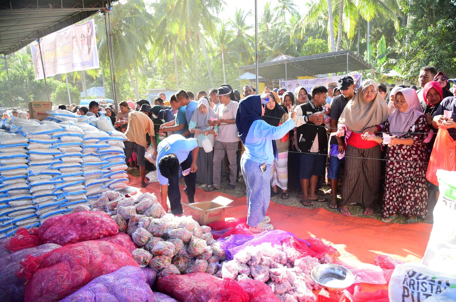  Pasar Murah Bersubsidi Ringankan Beban Warga Biluhu Barat