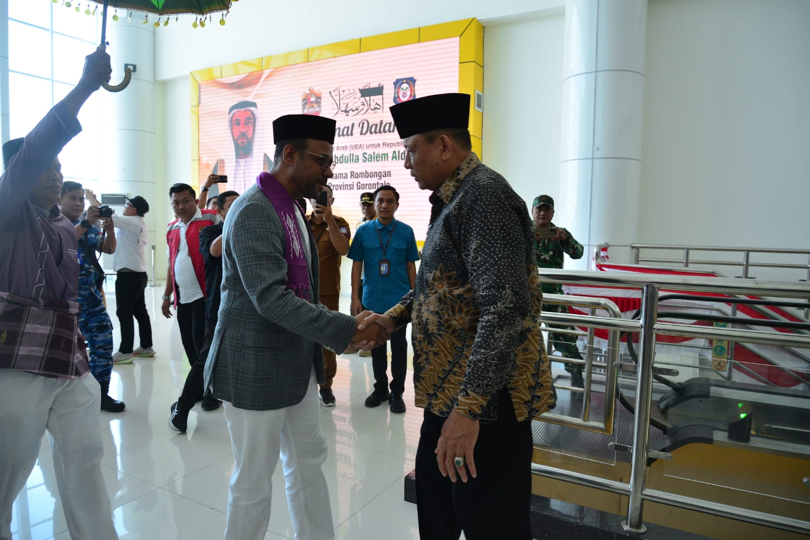  Tiba di Gorontalo, Dubes UEA untuk RI disambut adat Mopotilolo