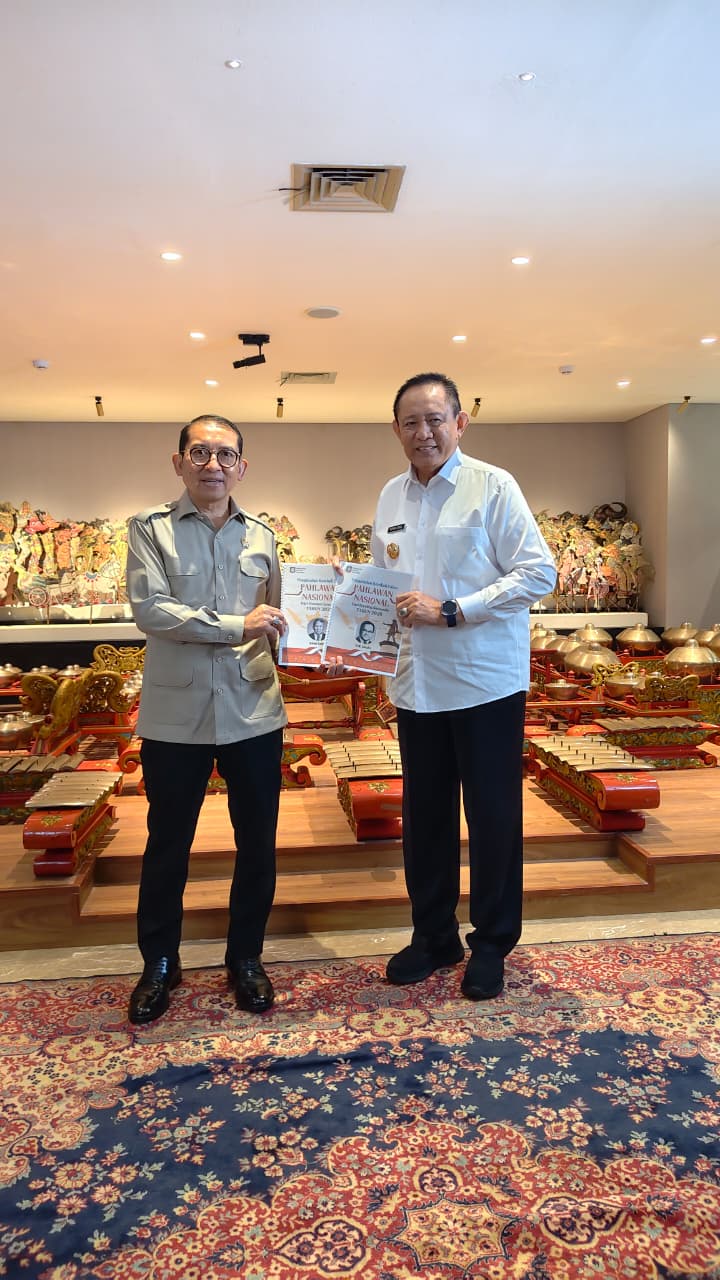  Dokumen Gelar Pahlawan HB Jassin dan Aloei Saboe Resmi Diserahkan ke Fadli Zon