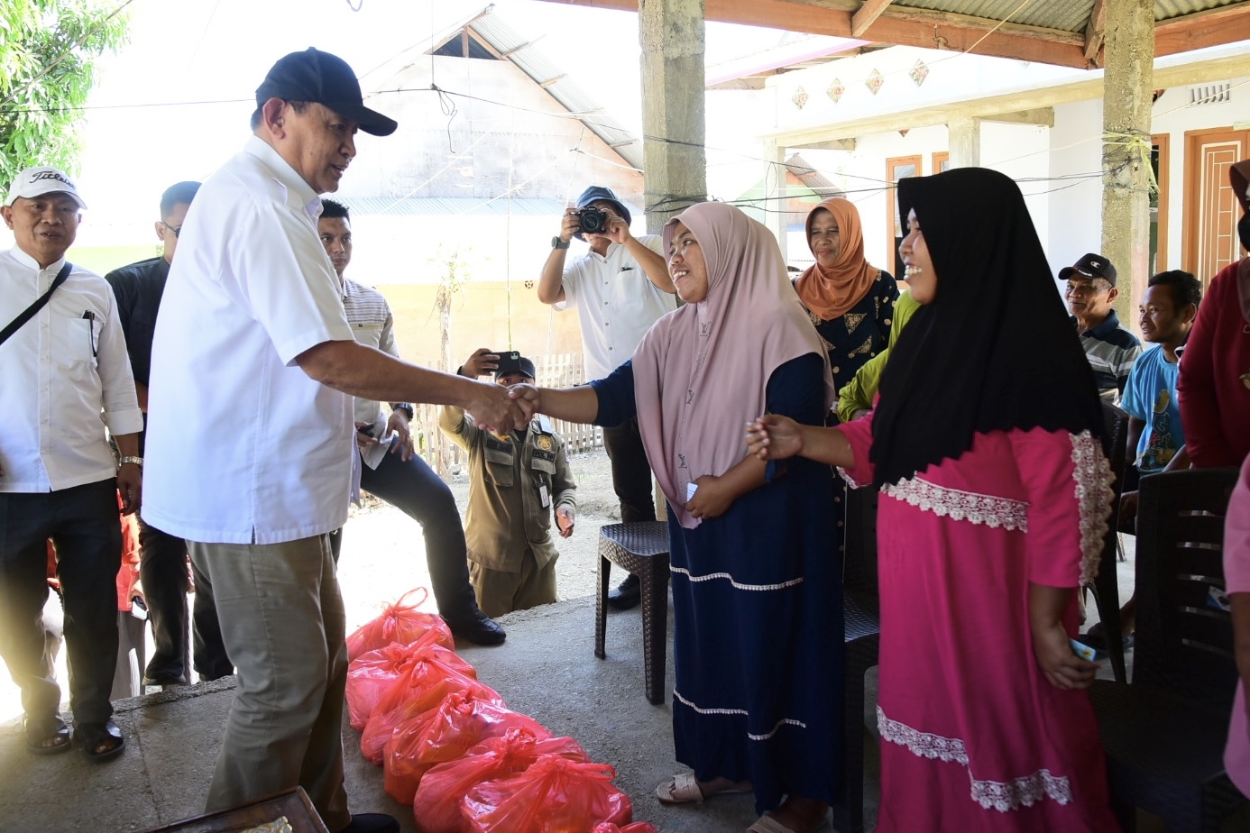  Sapa Warga Inengo, Gubernur Gusnar Salurkan Bantuan Pangan