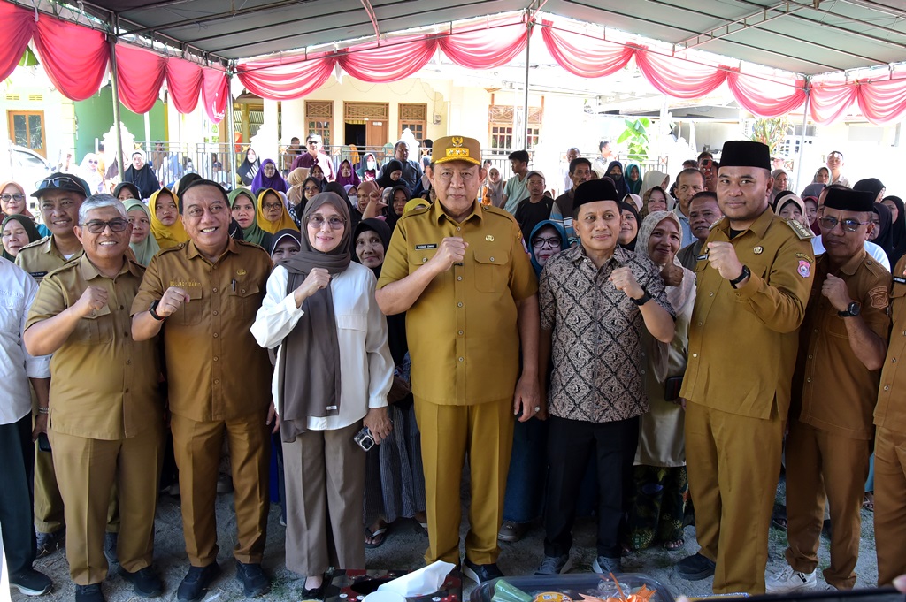  Gubernur Gusnar Salurkan Bantuan Pangan Kepada 200 KPM di Padengo