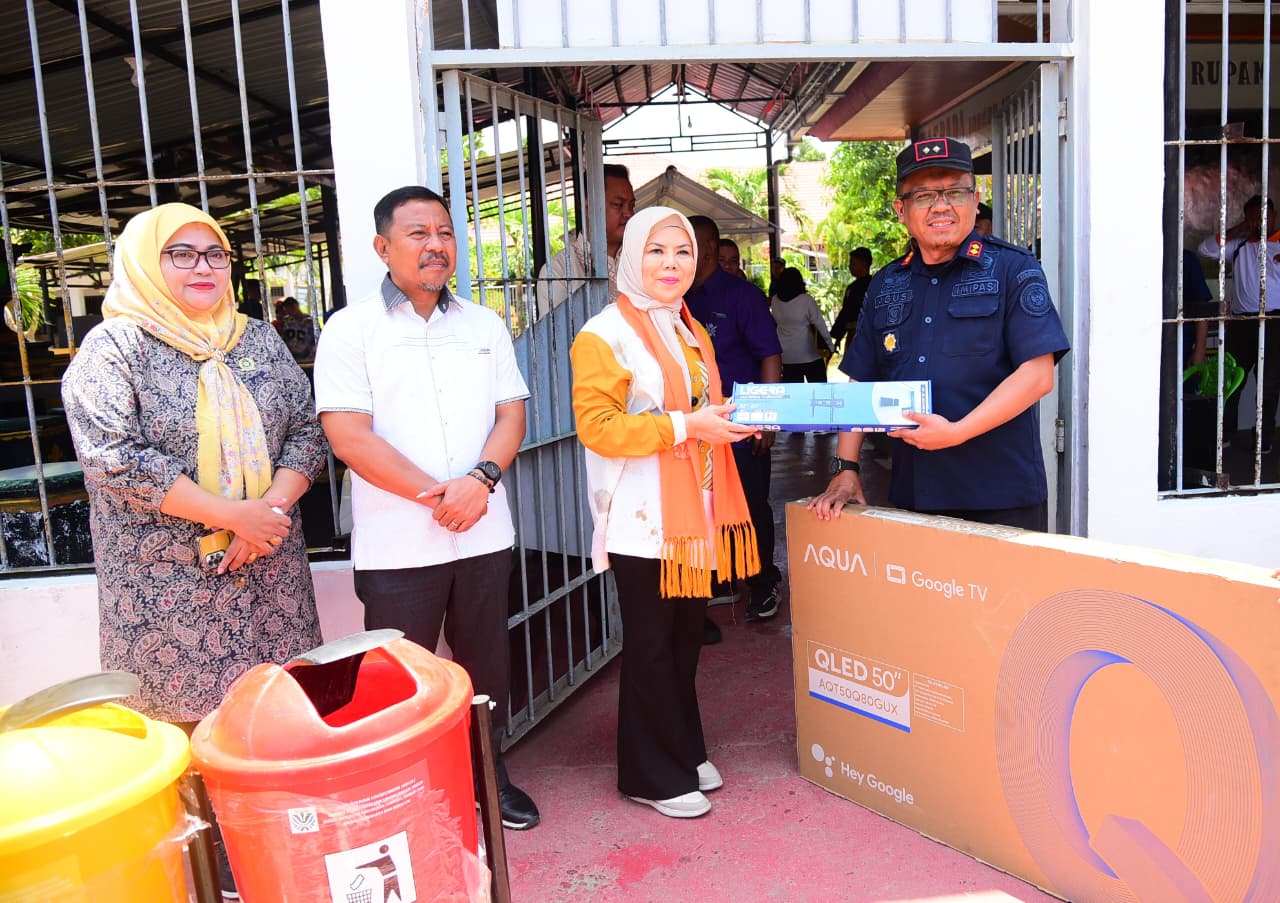  Wagub Idah Salurkan TV dan Tempat Sampah untuk Warga Binaan Lapas Boalemo
