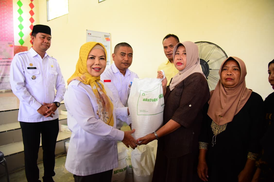 Wagub Idah Serahkan Bantuan CBP untuk 295 KPM di Desa Teratai