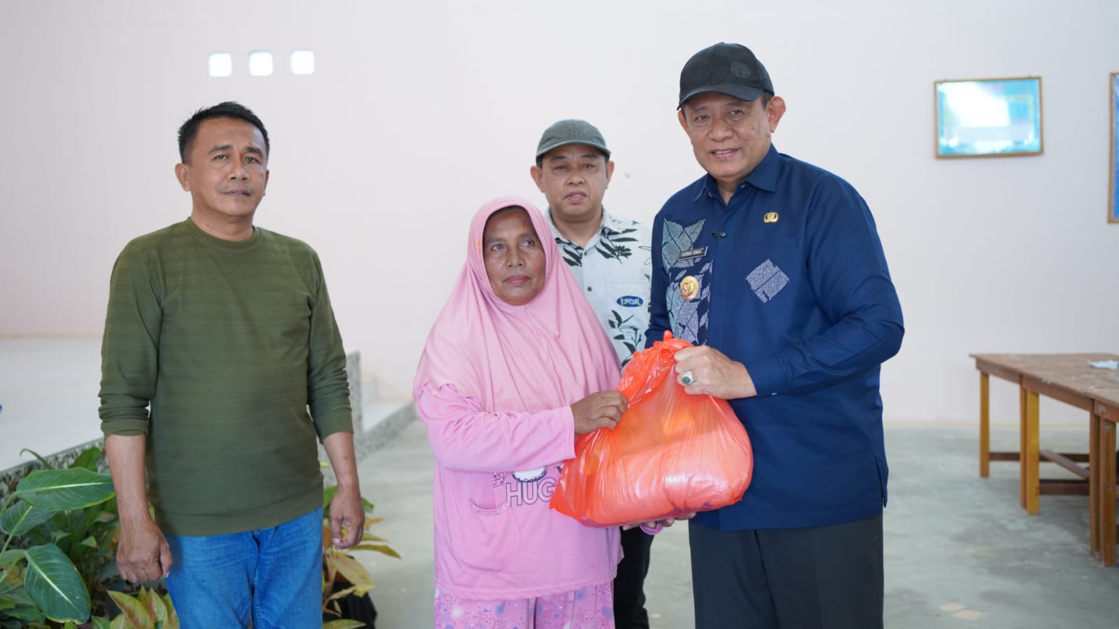  Gubernur Gusnar Salurkan 100 Paket Bantuan Pangan untuk Warga Limehe Timur