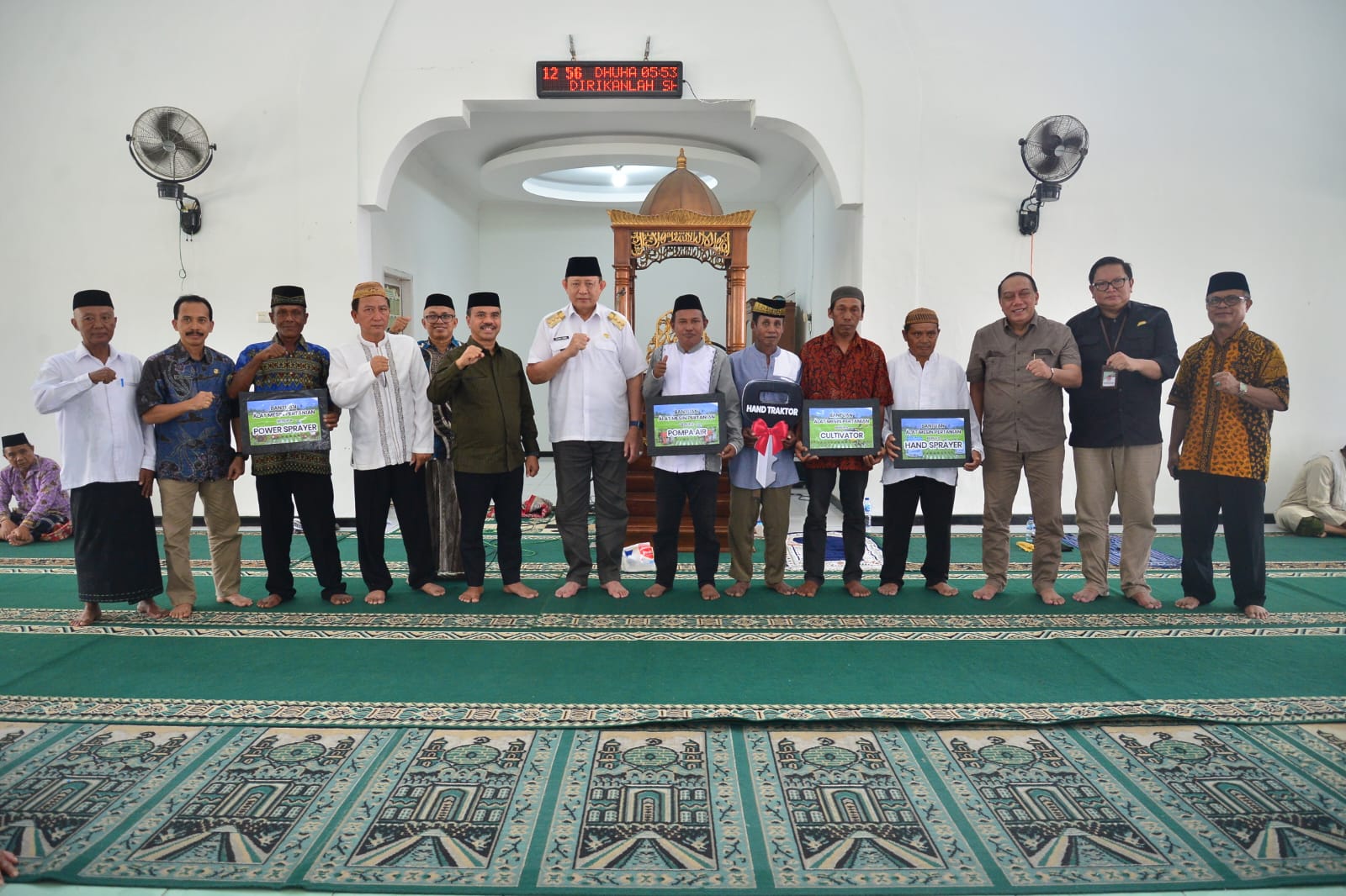  Pemprov Serahkan Bantuan Alsintan untuk Masyarakat Empat Kecamatan di Kabgor
