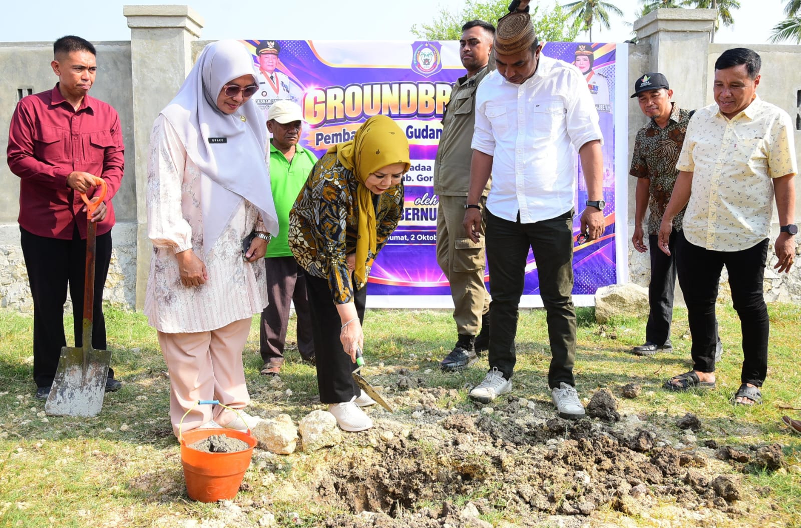  Wagub Idah Letakkan Batu Pertama Gudang Vertical Dryer dan Serahkan Alsintan di Kabgor