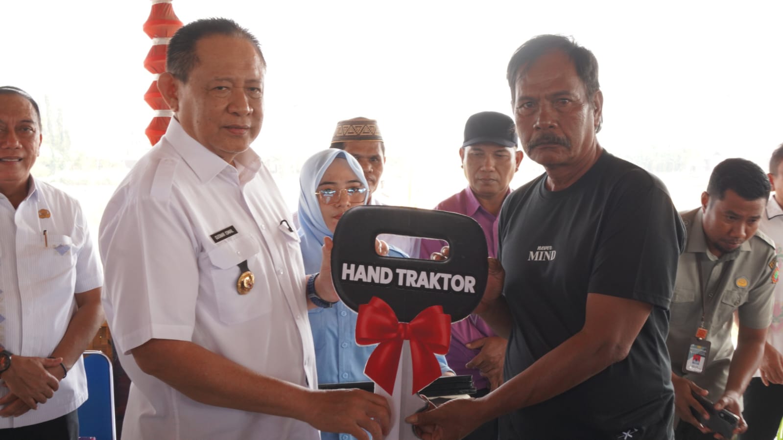  Gusnar Serahkan 41 Unit Alsintan kepada Petani Kabupaten Gorontalo