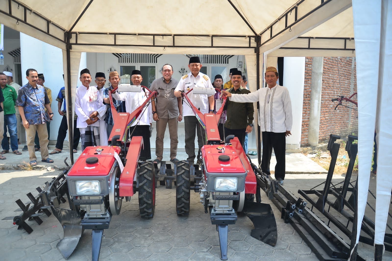  Salat Jumat di Tolangohula, Gusnar Serahkan 153 Alsintan dan Dorong Akses Pertanian Makin Terbuka